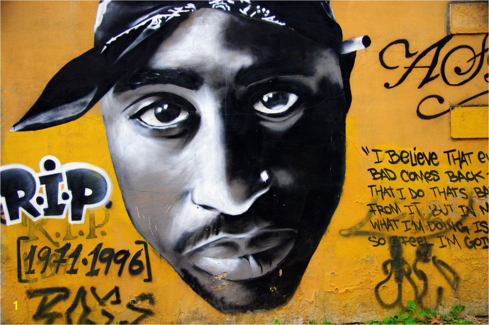 Lisbonne Amoreiras hall of fame graffiti mur tªte Tupac Shakur par Aspen