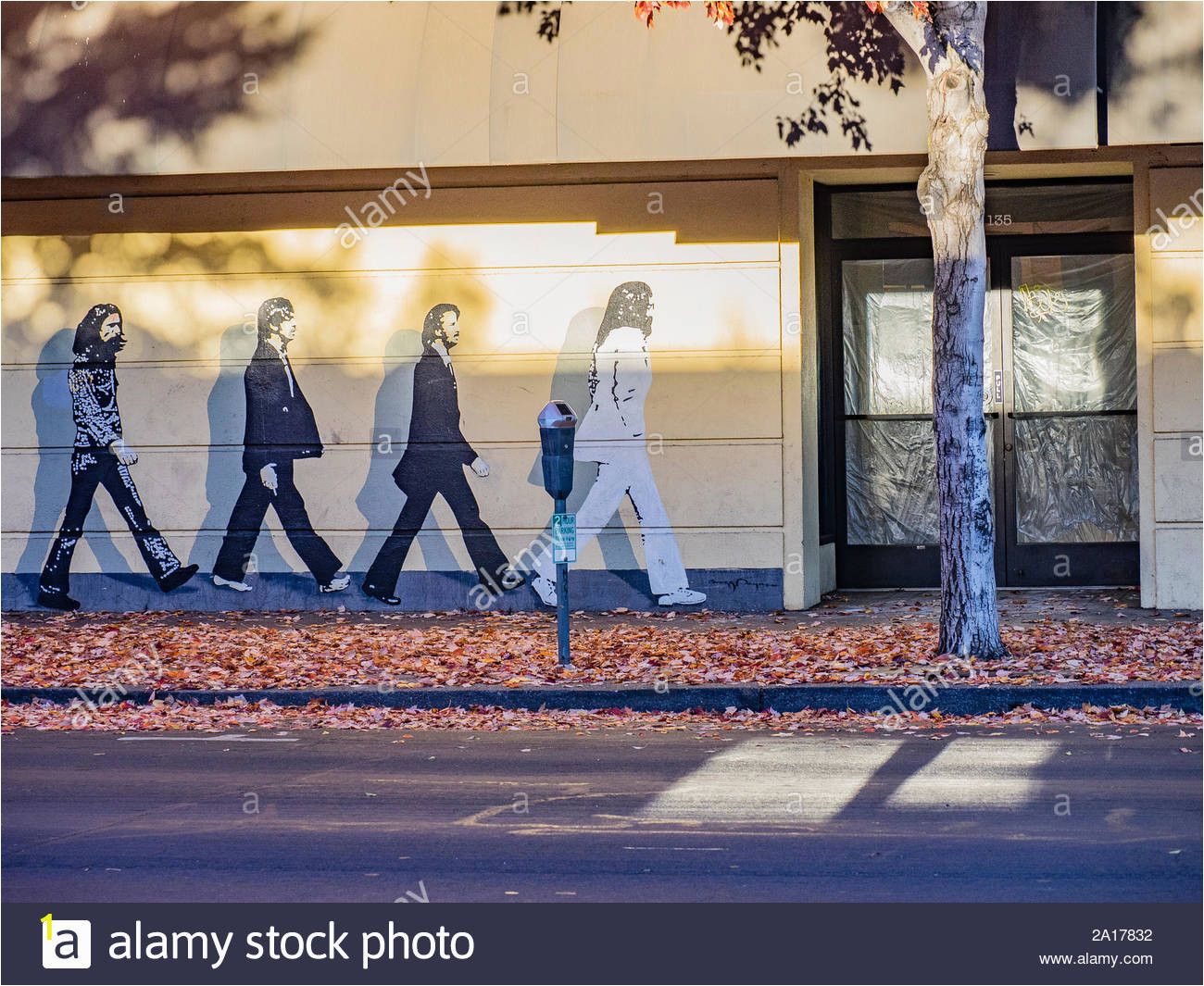 ein beatles wandbild dass das bild auf dem cover ihrer abbey road album ahnelt das wandbild wurde auf der vorderseite eines store front in downtown chico lackiert 2a