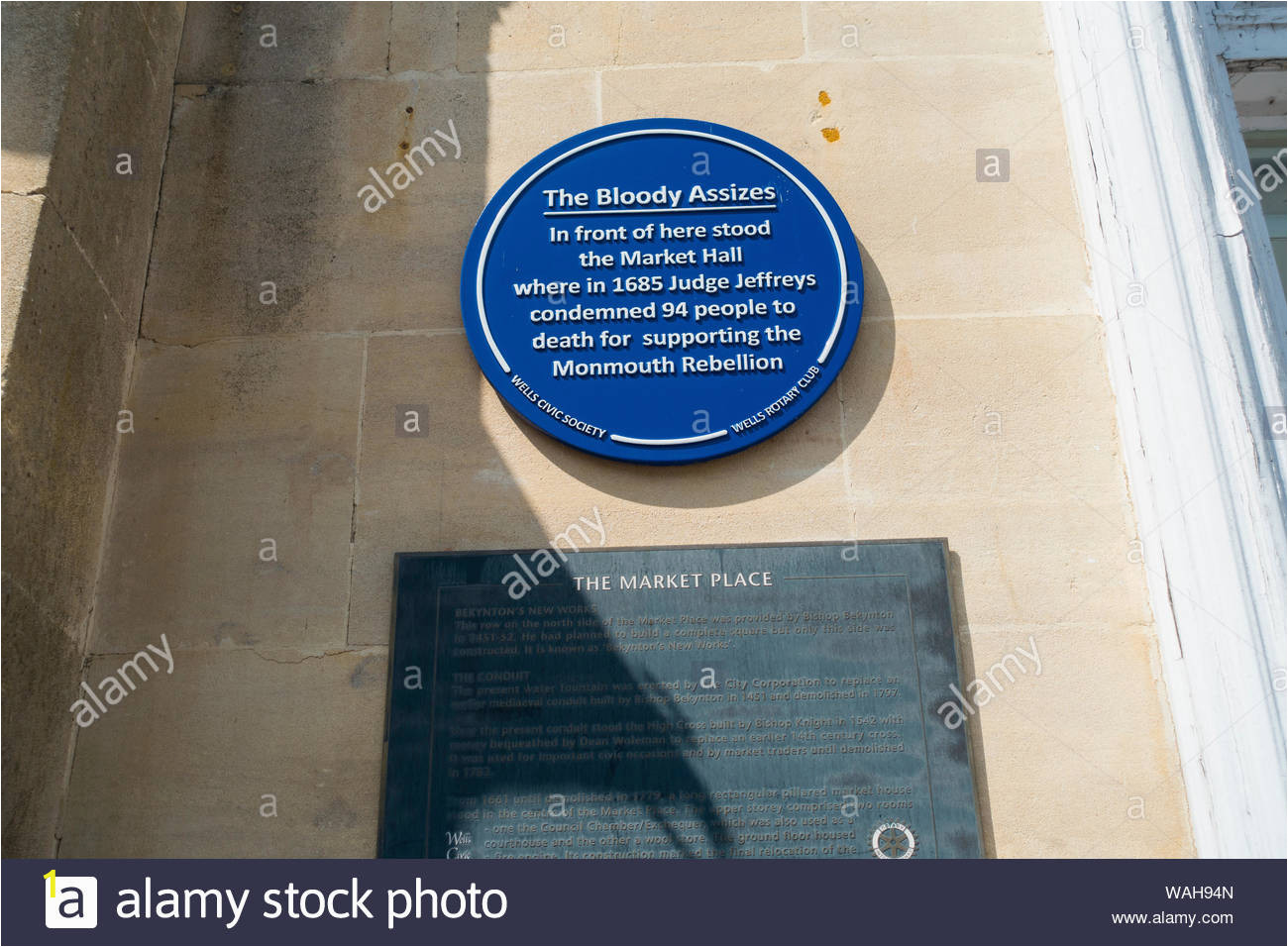 blue plaque memorating the bloody assizes of judge jeffreys wells town centrewells somerset england uk WAH94N