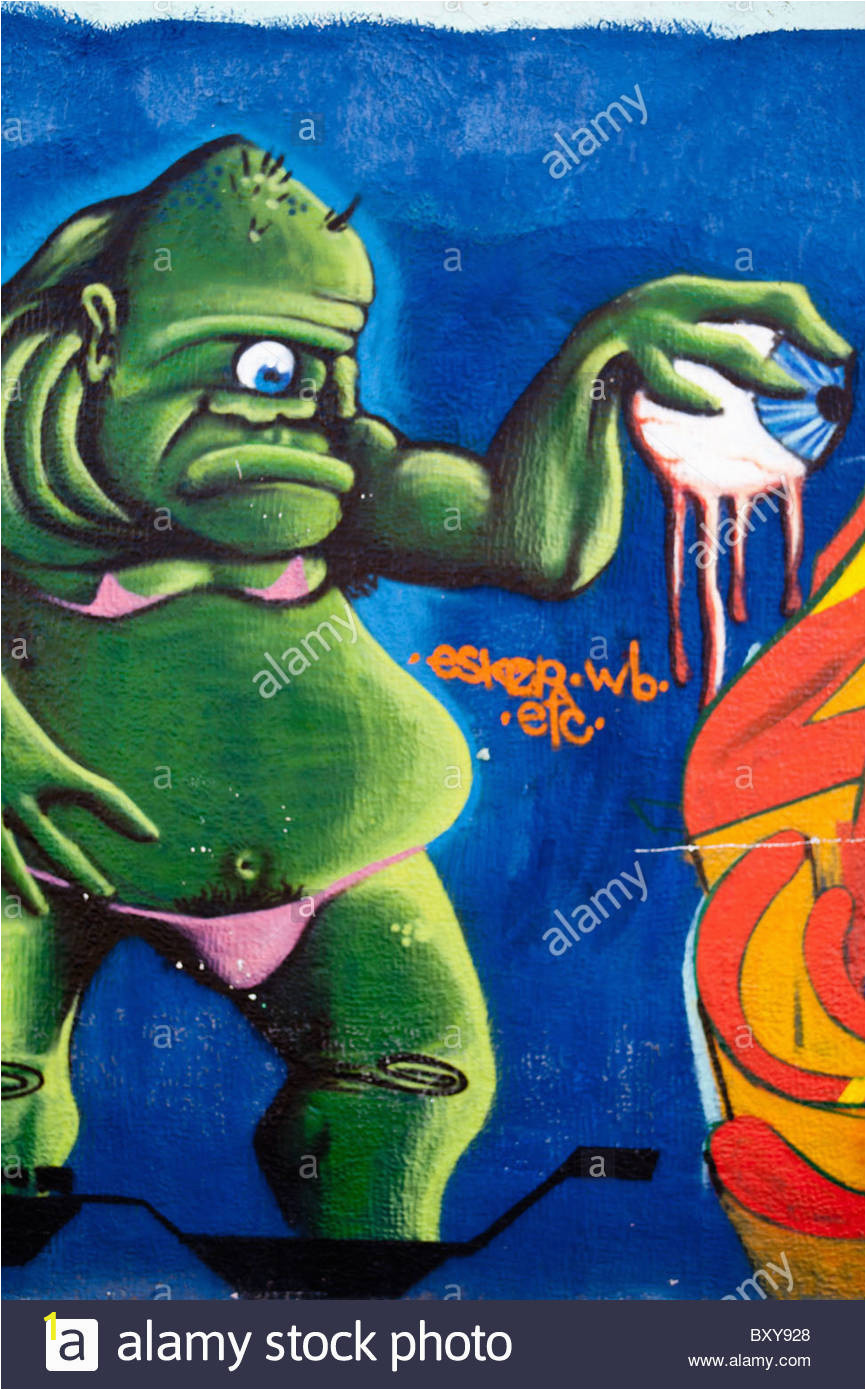 wall mural depicting a green monster along a street in the spanish BXY928