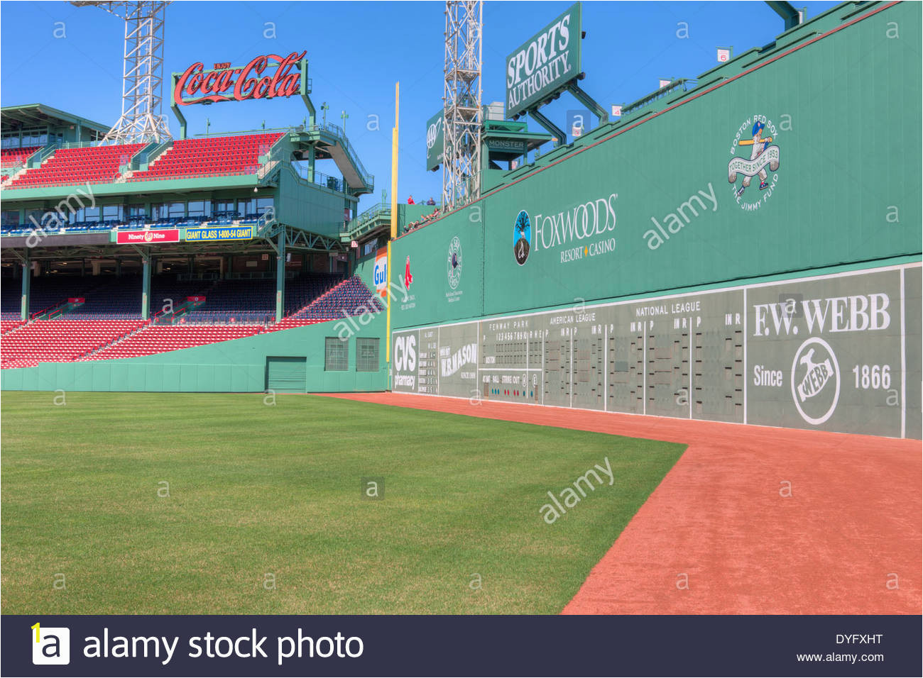 das green monster der beruhmten linken feld wand erhebt sich uber das feld im legendaren fenway park in boston massachusetts dyfxht