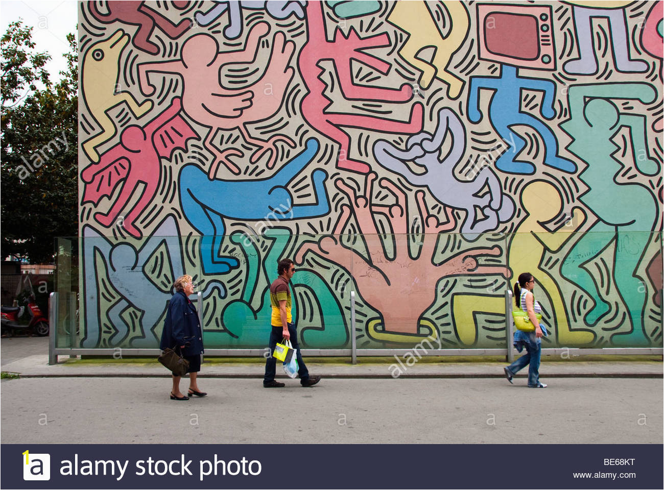 menschen vorbeigehen ein keith haring wandbild in pisa be68kt