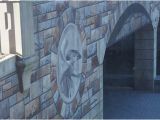 How to Paint A Mural On A Concrete Wall the “carvings” are but An Allusion Cleverly Painted so to