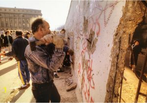 Sejarah Berlin Wall Mural Kiss All About the Rise and Fall Of the Berlin Wall