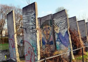 Sejarah Berlin Wall Mural Kiss Nabil Aizat Bin Abdul Rahman Crossing the Berlin Wall